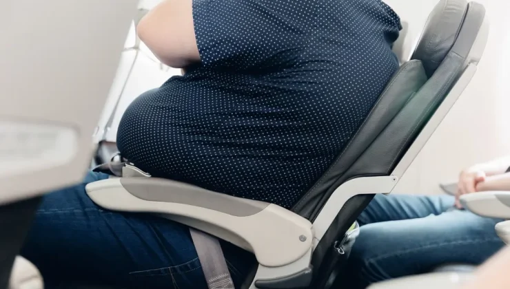 Hava yolu şirketi artık kilolu yolculardan 2 koltuk parası alacak