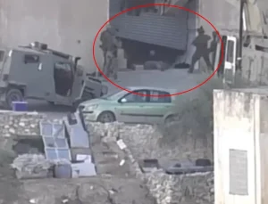 İsrail güçleri, ellerini havaya kaldırarak teslim olan 2 Filistinliye kurşun yağdırdı