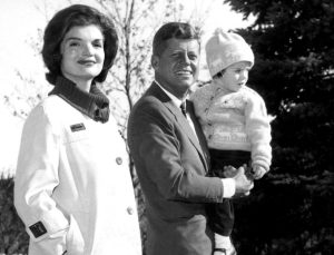 Jackie Kennedy’nin paltosu açık artırmaya çıkarılıyor