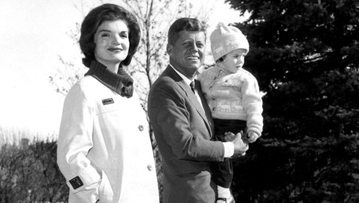 Jackie Kennedy’nin paltosu açık artırmaya çıkarılıyor