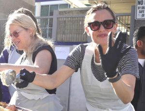 Jennifer Garner yoksullara yemek dağıttı