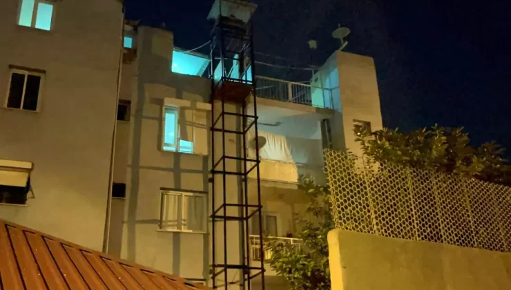 Kardeşi için yaptırdığı engelli asansöründen düşerek öldü