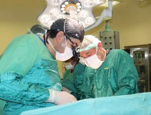 Karın ağrısıyla şikayetiyle gitti, karnından iki karpuz ağırlığında tümör çıktı