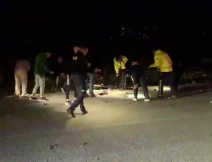 Kaza yapan motosiklet sürücüsünün dişlerini telefon ışığıyla aradılar