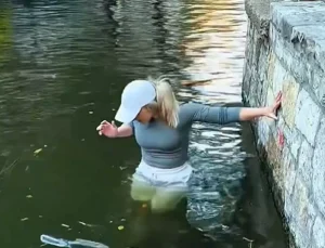 Koli basili uyarılarını umursamayan kadın telefonu için nehre girdi