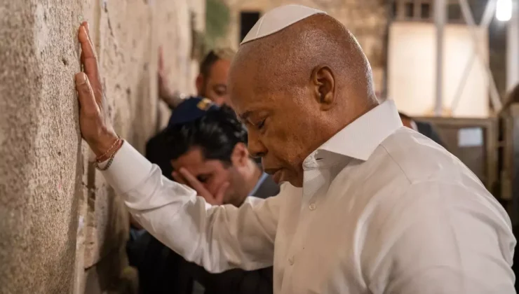 Koltuğu bırakmadan İsrail’e koştu, Eric Adams’tan tartışmalı veda