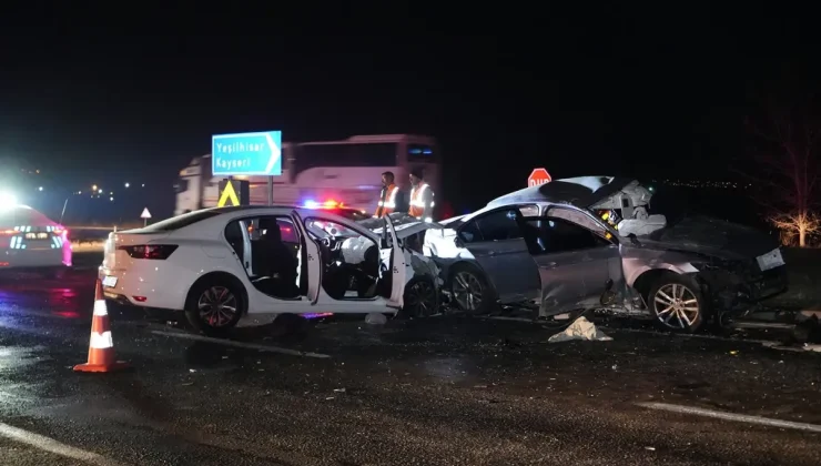 Niğde’de iki otomobil çarpıştı: 3 ölü, 6 yaralı