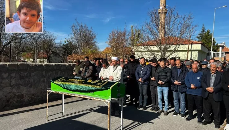 Okulda boğazına jelibon kaçan çocuk son yolculuğuna uğurlandı