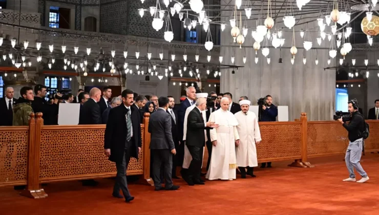 Papa, Sultanahmet Camii’nde! "Ayakkabı" detayı dikkat çekti