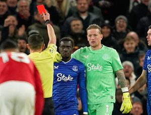 Premier Lig’de skandal olay: Takım arkadaşına tokat attı, kırmızı kart gördü!