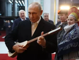 Putin, Kırgızistan’da kopuz çalmayı denedi