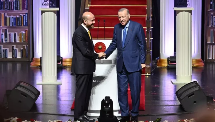 Sahnede duygusal anlar! Bilal Erdoğan babasıyla önce tokalaştı sonra…