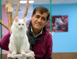 Sanatçı Aydın Aydın, Nesli Tükenmekte Olan Van Kedisiyle Düet Yaptı
