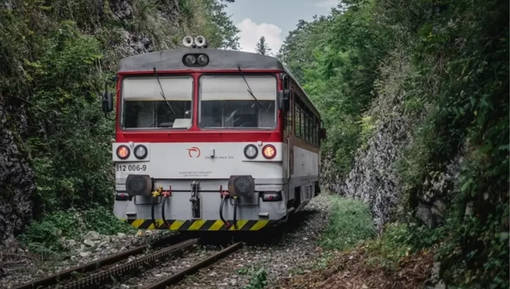 Slovakya’da 2 yolcu treni çarpıştı: 30 yaralı