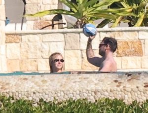 Sydney Sweeney’in sevgilisiyle havuz keyfi