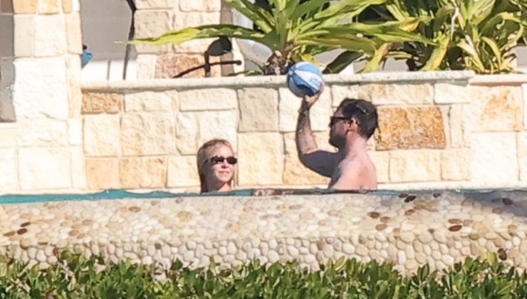 Sydney Sweeney’in sevgilisiyle havuz keyfi