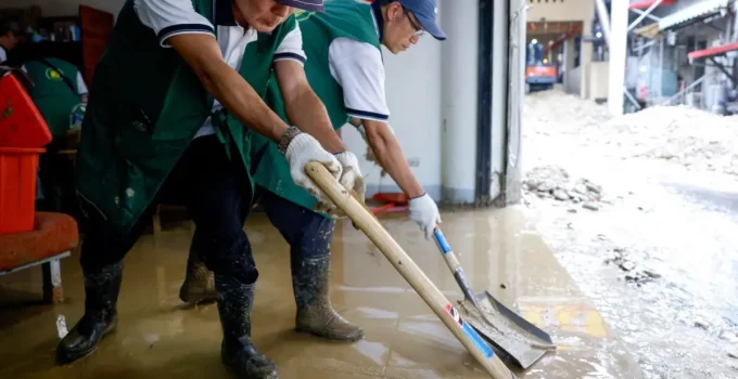 Tayfun dehşeti: Nehirler taştı, araçlar sulara kapıldı