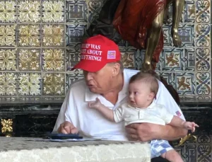 Trump, dede rolüyle gündemde: Torunuyla keyifli bir gün geçirdi