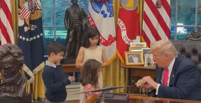 Trump’tan Oval Ofis’te çocuklara cömert hediyeler