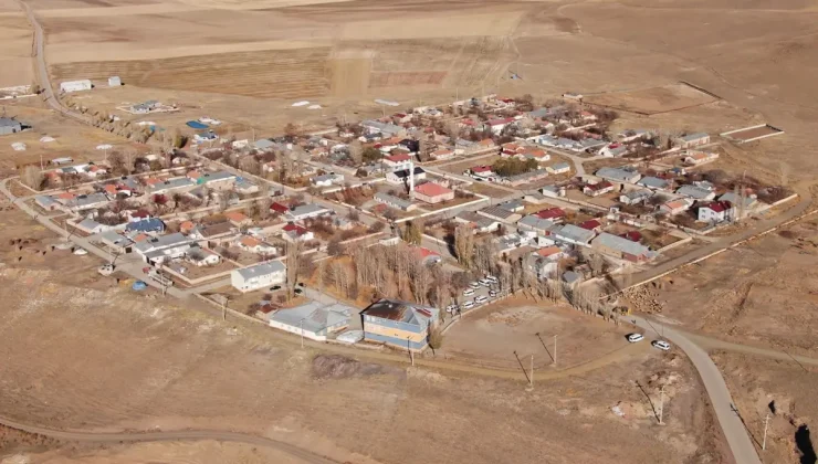 Van’ın Özalp ilçesinde simetrik yapılar sonbahar güzelliğiyle büyülüyor