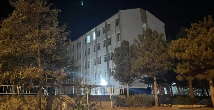 Yatılı okulda pasta yiyen öğrenciler zehirlenme şüphesiyle hastaneye kaldırıldı