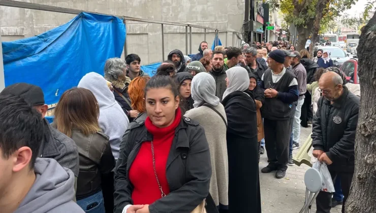 ‘Yüzyılın Konut Projesi’ne başvuru yapmak isteyenler yüzlerce metre kuyruk oluşturdu