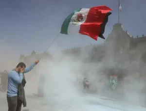 Z kuşağı Meksiko’da hükümete karşı sokaklarda