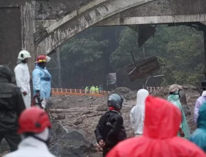 3 ülke felaketi yaşıyor! 900’den fazla ölü, yüzlerce kayıp var