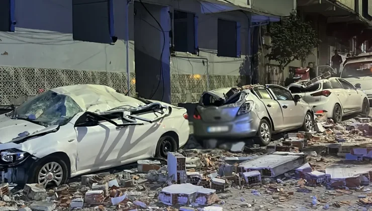 4 katlı binanın çatısından kopan parçalar park halindeki araçların üzerine düştü
