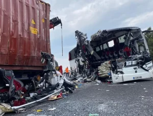 7 kişinin öldüğü otobüs kazası nasıl oldu? Vali kahreden detayı açıkladı