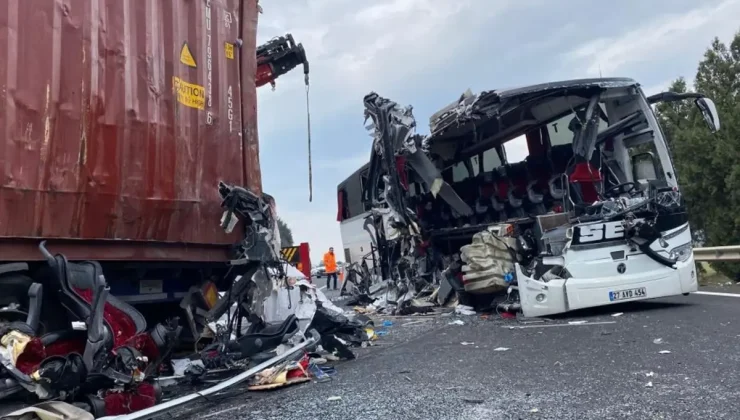 7 kişinin öldüğü otobüs kazası nasıl oldu? Vali kahreden detayı açıkladı