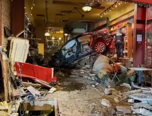 90 yaşındaki sürücü son sürat kahve dükkanına daldı