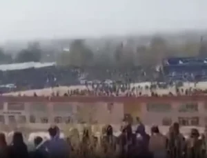 Afganistan’da 13 yaşındaki çocuk, ailesinin katilini binlerce kişinin önünde infaz etti