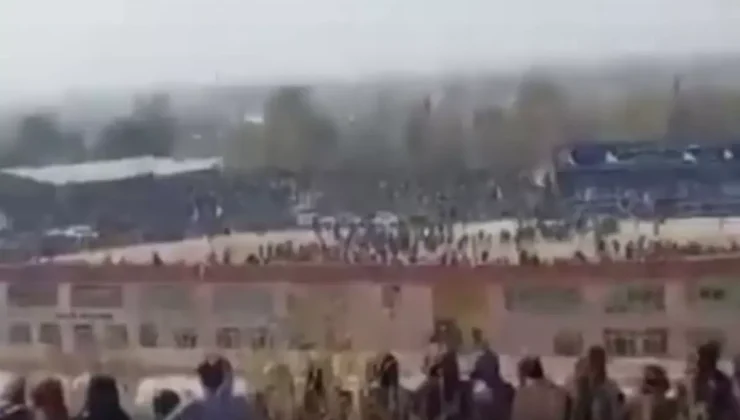 Afganistan’da 13 yaşındaki çocuk, ailesinin katilini binlerce kişinin önünde infaz etti