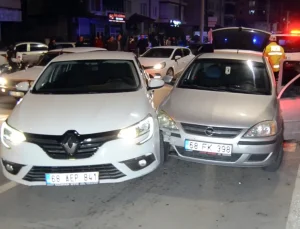 Alkollü sürücü emniyet müdürünün bulunduğu makam aracına çarptı