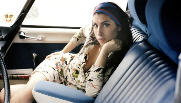 Amy Winehouse’un babası davacı oldu: Arkadaşları kızımın eşyalarını sattı