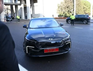 Bakan Kacır bütçe görüşmelerine Togg’un yeni modeli T10F ile geldi