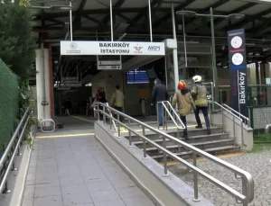 Bakırköy Marmaray İstasyonunda bir kişi raylara düştü; seferlerde aksama yaşandı