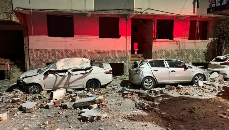 Binanın çatısından kopan parçalar araçları hurdaya çevirdi