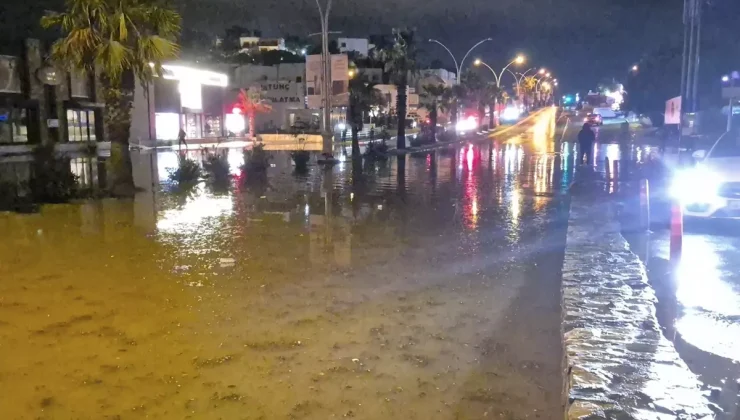 Bodrum’da sağanak; 1 evin istinat duvarı çöktü, yollar göle döndü