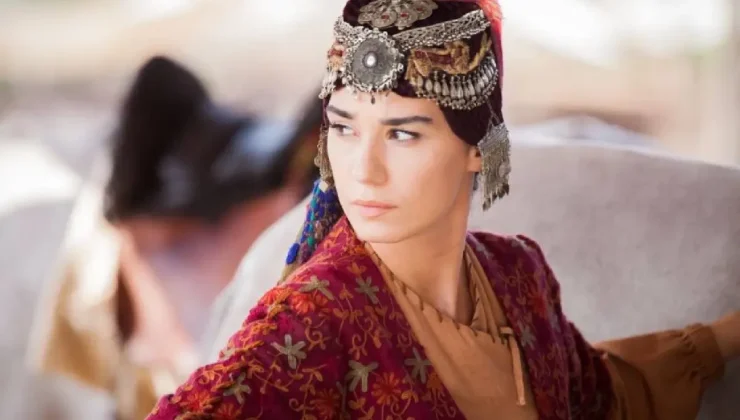 Burcu Kıratlı’yı dantelli mini elbisesiyle bir görün! Bakan bir daha baktı