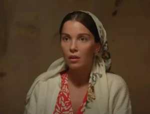 Ceketinin altına hiçbir şey giymedi, dekoltesi dikkat çekti: Etkilenmemek elde değil