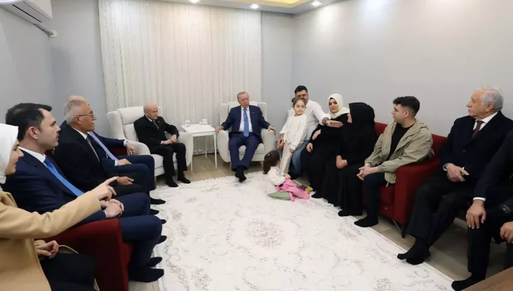 Cumhurbaşkanı Erdoğan ile MHP lideri Bahçeli, depremzede aileyi yeni yuvasında ziyaret etti
