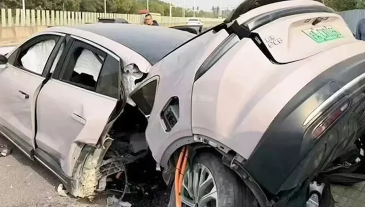 Dev firmanın elektrikli aracı kazada ikiye bölündü