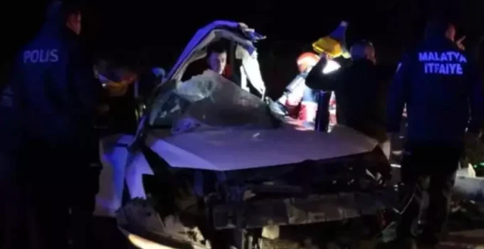 Direğe çarpan araç kağıt gibi dağıldı