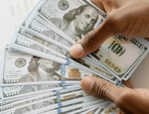 Dünyaca ünlü iş insanı çalışanlarına 30’ar milyon lira prim dağıttı