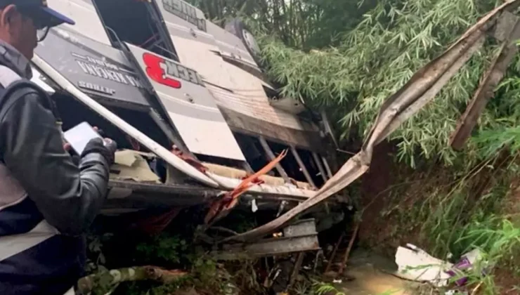 Endonezya’da yolcu otobüsünün devrilmesi sonucu 16 kişi öldü