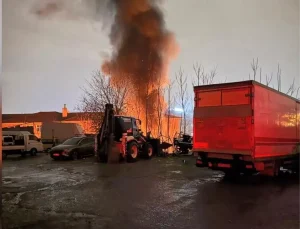 Gaziosmanpaşa’da otoparkta yangın: 14 araç zarar gördü