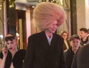 Gwendoline Christie devasa peruğuyla şaşırttı