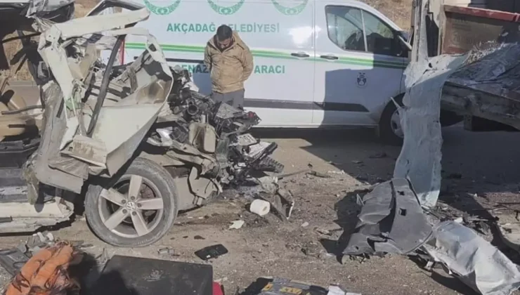 Hafif ticari araç tıra arkadan çarptı: 3 ölü